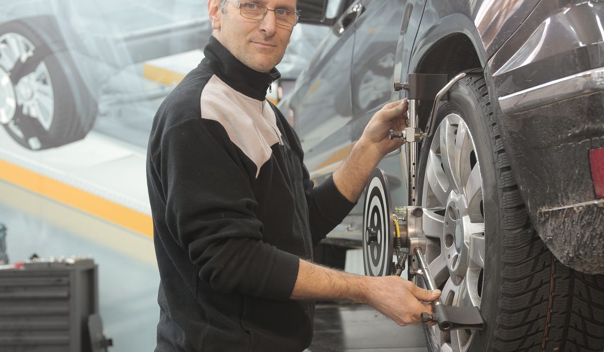 How to Change a Car Tyre Safely at the Roadside